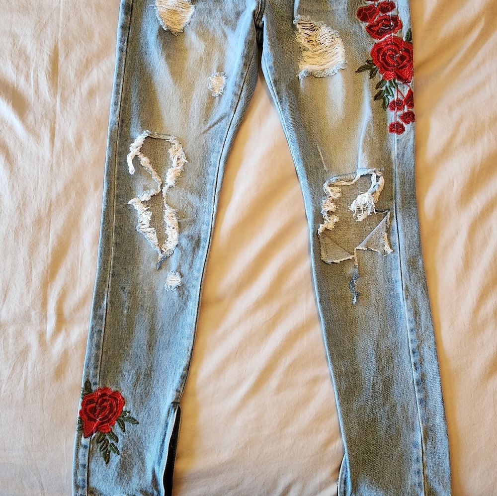 Y&R Embroidered Jeans. 30". NWOT. Never Worn. Zip ankle for boot.